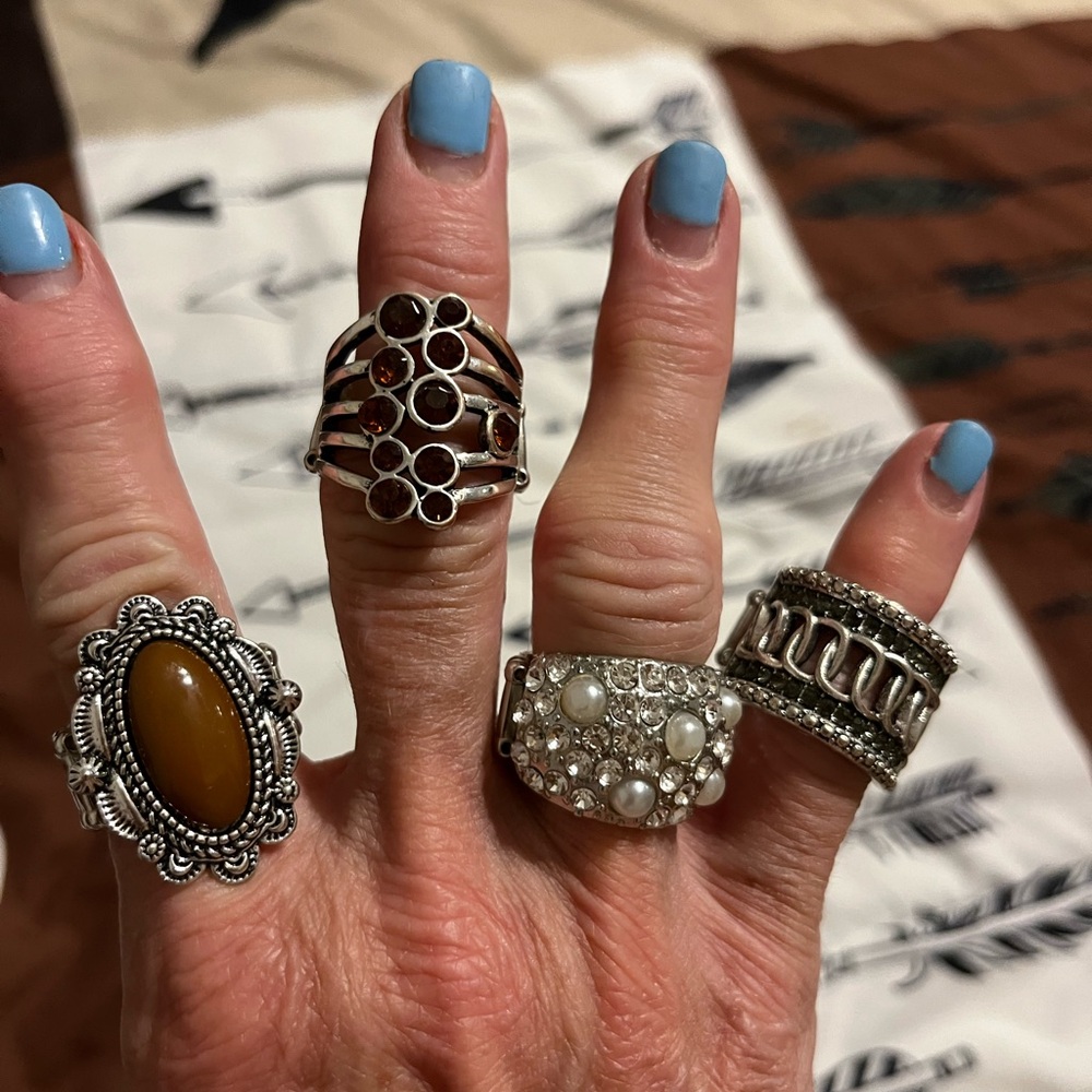 (4) EUC BUNDLE WOMENS CUTE STRETCH RINGS